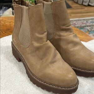 NWOT Blowfish Malibu Women's Redsen Chelsea Short Boots Tan Ankle Boots